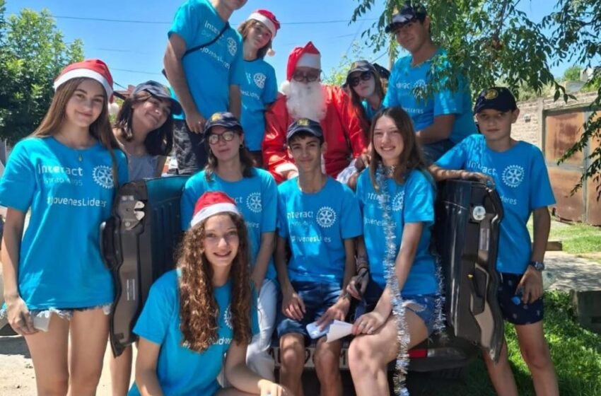  Interact llevó la navidad con alegría a los barrios de Areco