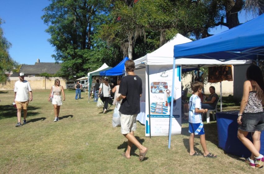  La feria de emprendedores comenzó a funcionar en el Paseo de la Democracia