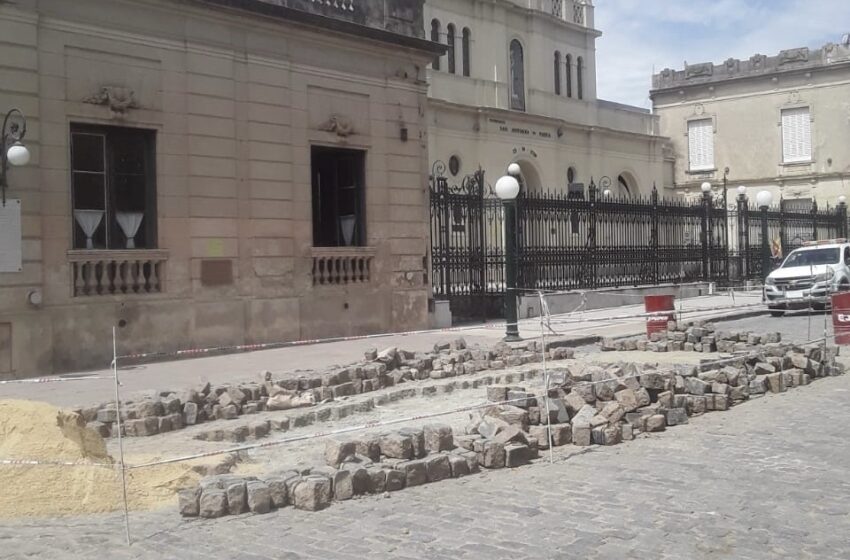  El Municipio repara los adoquines de la plaza principal