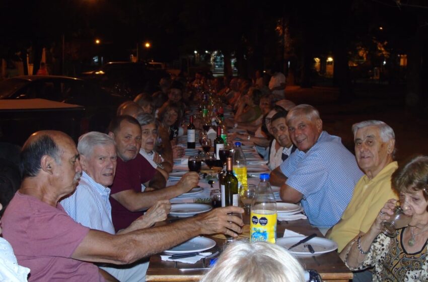  Gran cena de vecinos en Plaza Gómez