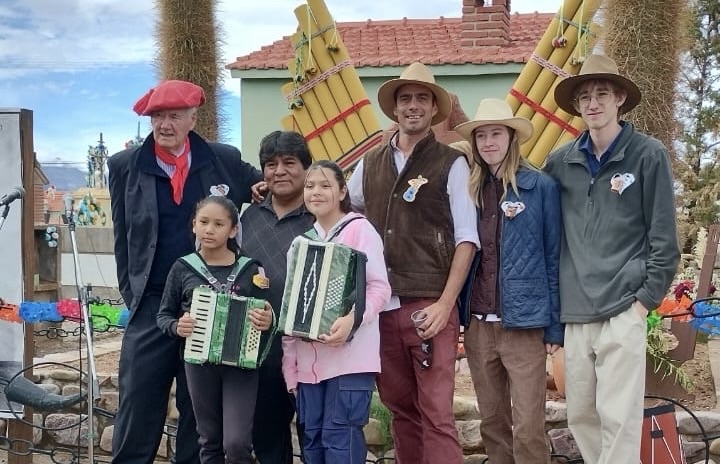  Los Zaldivar encabezaron el Día del Carnavalito