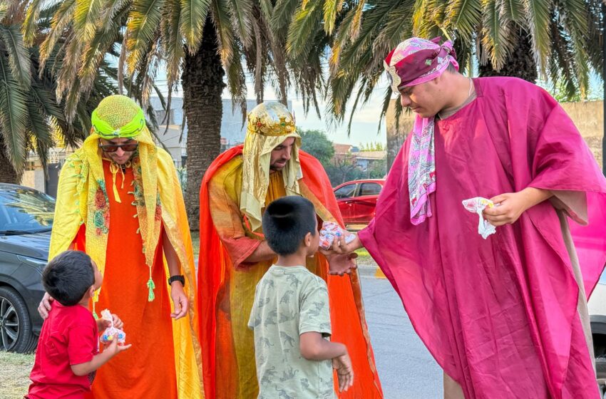  Niños y abuelos disfrutaron la llegada de los Reyes a Areco
