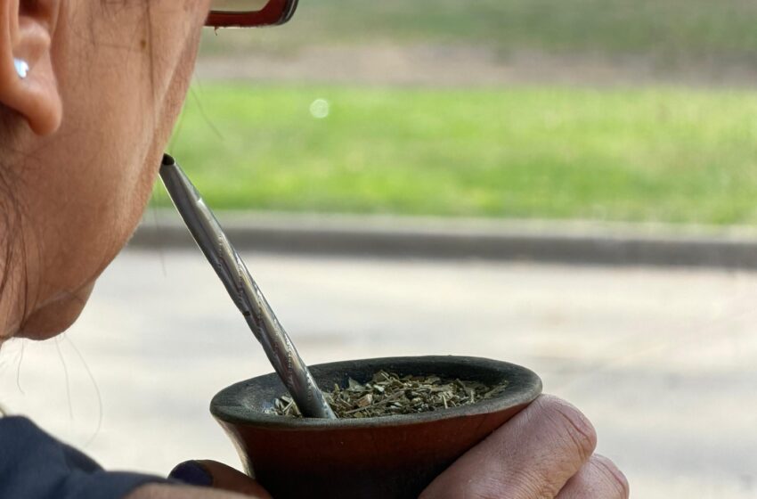  La costumbre arequera de tomar mate en verano sin importar el calor